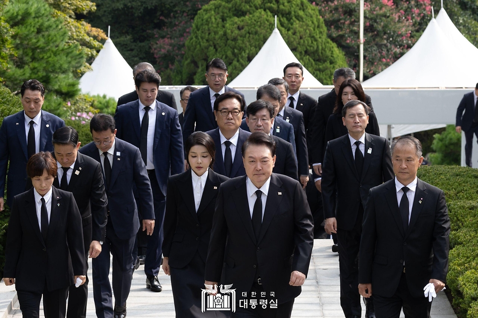 윤석열 대통령과 김건희 여사가 15일 서울 동작구 국립서울현충원 내 육영수 여사 묘역을 참배하기 위해 이동하고 있다.