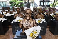 일본군 ‘위안부’ 피해자 기림의 날인 14일 경기 광주시 퇴촌면 나눔의 집에 위안부 피해자 할머니들의 흉상 앞에 꽃이 놓여 있다. 일본군 위안부 피해자 기림의 날은 매년 8월 14일로 고(故) 김학순 할머니가 1991년 일본군 위안부 피해 사실을 최초로 증언한 날을 기념하고, 위안부 문제를 국내·외 알리기 위해 2017년 법률로 제정한 국가 기념일이다.