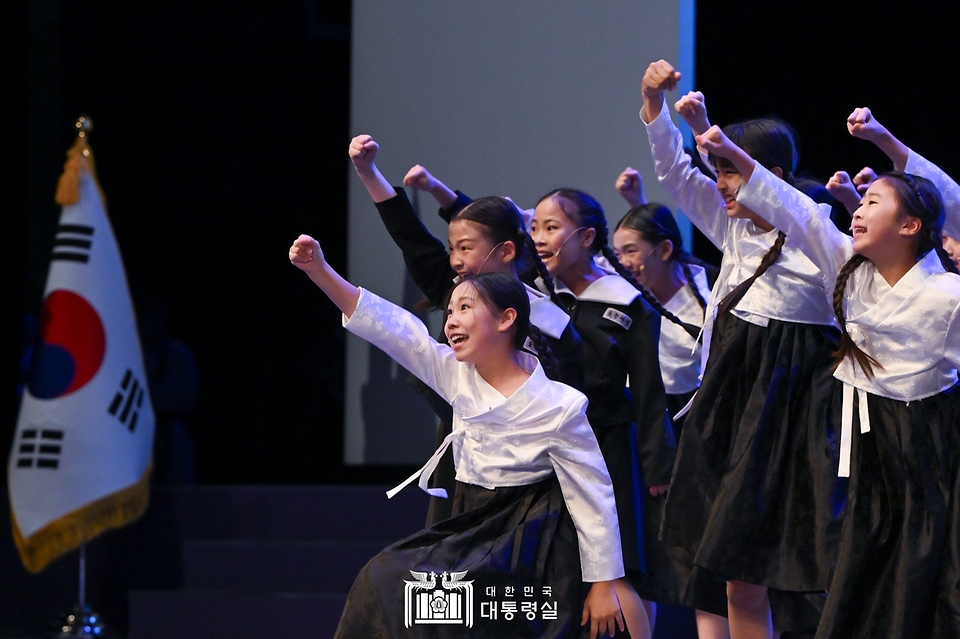 어린이뮤지컬단이 15일 서울 종로구 세종문화회관에서 열린 ‘제79주년 광복절 경축식’에서 경축공연을 하고 있다.