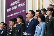 윤석열 대통령이 14일 청와대 영빈관에서 열린 독립유공자 후손 초청 오찬에서 참석자들과 기념 촬영을 하고 있다.