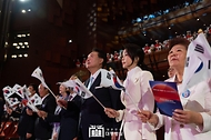 윤석열 대통령과 김건희 여사가 15일 서울 종로구 세종문화회관에서 열린 ‘제79주년 광복절 경축식’에서 태극기를 흔들고 있다.
