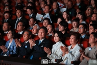 윤석열 대통령과 김건희 여사가 15일 서울 종로구 세종문화회관에서 열린 ‘제79주년 광복절 경축식’에 참석해 박수를 치고 있다.