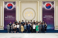 윤석열 대통령이 14일 청와대 영빈관에서 열린 독립유공자 후손 초청 오찬에서 참석자들과 기념 촬영을 하고 있다.