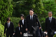 윤석열 대통령과 김건희 여사가 15일 서울 동작구 국립서울현충원 내 육영수 여사 묘역을 참배하기 위해 이동하고 있다.
