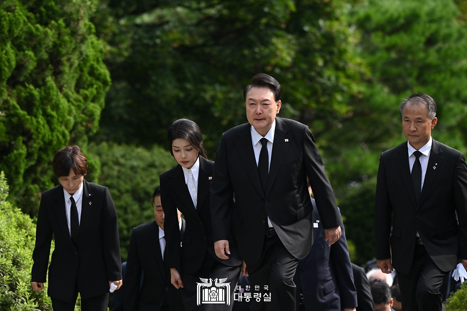 윤석열 대통령과 김건희 여사가 15일 서울 동작구 국립서울현충원 내 육영수 여사 묘역을 참배하기 위해 이동하고 있다.