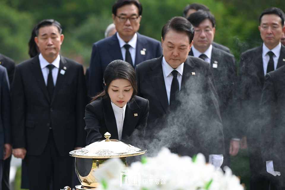 윤석열 대통령과 김건희 여사가 15일 서울 동작구 국립서울현충원 내 육영수 여사 묘역을 찾아 헌화와 분향을 하고 있다. 