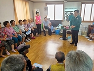 오병권 행정안전부 자연재난실장이 16일 경북 구미시 소재 무더위쉼터를 방문해 폭염 피해 예방대책을 청취하고 있다.