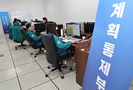 행정안전부 직원들이 19일 정부세종청사 전시 종합상황실에서 근무하고 있다. 19일부터 오는 22일까지 전국 단위 을지연습이 실시된다.
