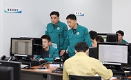 행정안전부 직원들이 19일 정부세종청사 전시 종합상황실에서 근무하고 있다. 19일부터 오는 22일까지 전국 단위 을지연습이 실시된다.