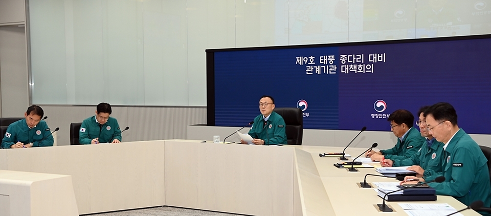 이한경 행정안전부 재난안전관리본부장이 19일 정부세종청사 중앙재난안전상황실에서 열린 ‘제9호 태풍 종다리 대비 관계기관 대책회의’를 주재하고 있다. 