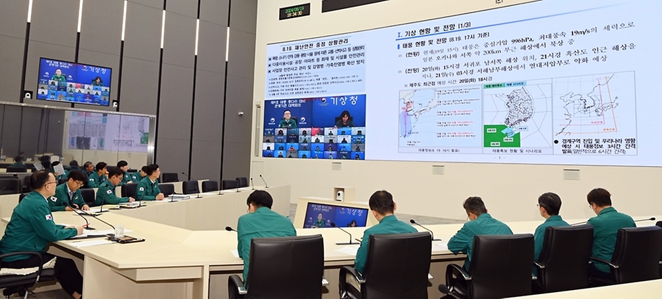 이한경 행정안전부 재난안전관리본부장이 19일 정부세종청사 중앙재난안전상황실에서 열린 ‘제9호 태풍 종다리 대비 관계기관 대책회의’를 주재하고 있다. 