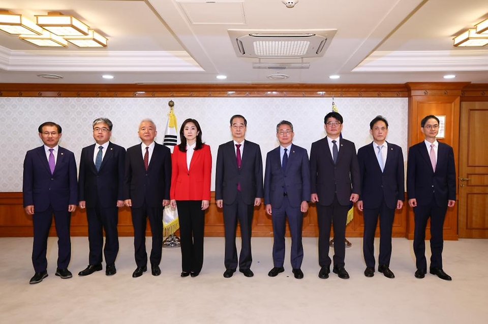 한덕수 국무총리가 21일 서울 종로구 정부서울청사에서 열린 ‘차관(급) 임명장 수여식’을 마치고 대상자들과 기념 촬영을 하고 있다. (왼쪽부터, 남형기 국무조정실 국무2차장, 임상섭 산림청장, 이상덕 재외동포청장, 김수경 통일부 차관, 한덕수 국무총리, 김민석 고용노동부 차관, 권재한 농촌진흥청장, 김태규 방송통신위원회 상임위원, 최형찬 국립외교원장)