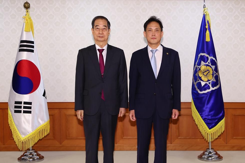 한덕수 국무총리가 21일 서울 종로구 정부서울청사에서 열린 ‘차관(급) 임명장 수여식’에서 김태규 방송통신위원회 상임위원에게 임명장을 수여한 뒤 기념 촬영을 하고 있다.