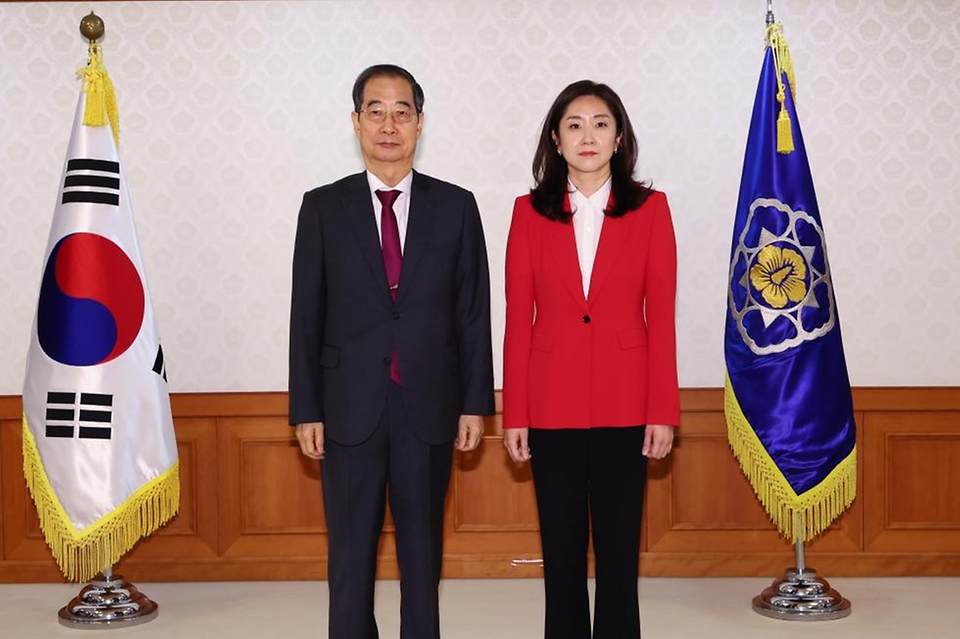 한덕수 국무총리가 21일 서울 종로구 정부서울청사에서 열린 ‘차관(급) 임명장 수여식’에서 김수경 통일부 차관에게 임명장을 수여한 뒤 기념 촬영을 하고 있다.