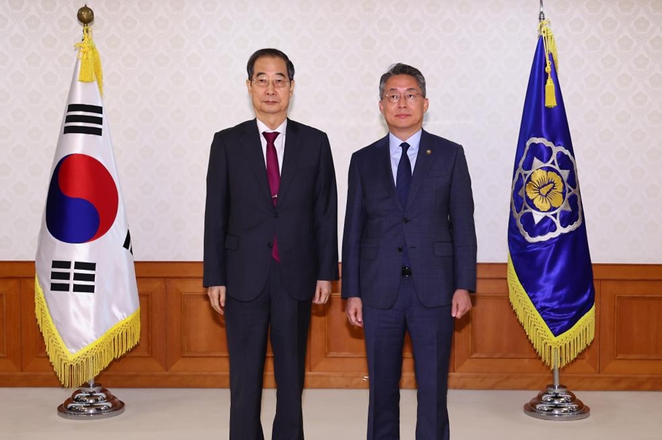 한덕수 국무총리가 21일 서울 종로구 정부서울청사에서 열린 ‘차관(급) 임명장 수여식’에서 김민석 고용노동부 차관에게 임명장을 수여한 뒤 기념 촬영을 하고 있다.