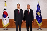 한덕수 국무총리가 21일 서울 종로구 정부서울청사에서 열린 ‘차관(급) 임명장 수여식’에서 이상덕 재외동포청장에게 임명장을 수여한 뒤 기념 촬영을 하고 있다.