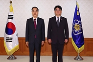한덕수 국무총리가 21일 서울 종로구 정부서울청사에서 열린 ‘차관(급) 임명장 수여식’에서 권재한 농촌진흥청장에게 임명장을 수여한 뒤 기념 촬영을 하고 있다.