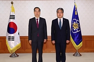 한덕수 국무총리가 21일 서울 종로구 정부서울청사에서 열린 ‘차관(급) 임명장 수여식’에서 임상섭 산림청장에게 임명장을 수여한 뒤 기념 촬영을 하고 있다.
