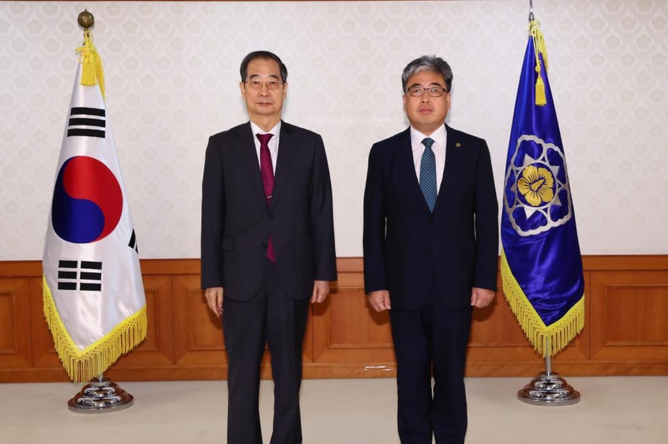 한덕수 국무총리가 21일 서울 종로구 정부서울청사에서 열린 ‘차관(급) 임명장 수여식’에서 임상섭 산림청장에게 임명장을 수여한 뒤 기념 촬영을 하고 있다.