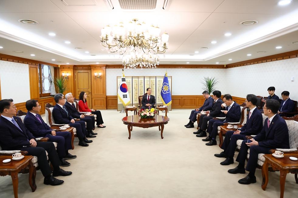 한덕수 국무총리가 21일 서울 종로구 정부서울청사에서 열린 ‘차관(급) 임명장 수여식’을 마치고 대상자들과 대화하고 있다.
