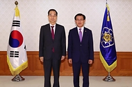 한덕수 국무총리가 21일 서울 종로구 정부서울청사에서 열린 ‘차관(급) 임명장 수여식’에서 남형기 국무조정실 국무 2차장에게 임명장을 수여한 뒤 기념 촬영을 하고 있다.