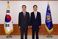 한덕수 국무총리가 21일 서울 종로구 정부서울청사에서 열린 ‘차관(급) 임명장 수여식’에서 최형찬 국립외교원장에게 임명장을 수여한 뒤 기념 촬영을 하고 있다.