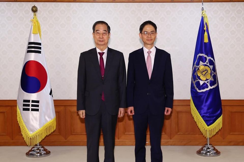 한덕수 국무총리가 21일 서울 종로구 정부서울청사에서 열린 ‘차관(급) 임명장 수여식’에서 최형찬 국립외교원장에게 임명장을 수여한 뒤 기념 촬영을 하고 있다.