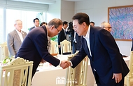 윤석열 대통령이 21일 서울 용산 대통령실 청사에서 열린 통일·외교 원로 초청 오찬 간담회에서 반기문 전 유엔 사무총장과 악수하고 있다. 
