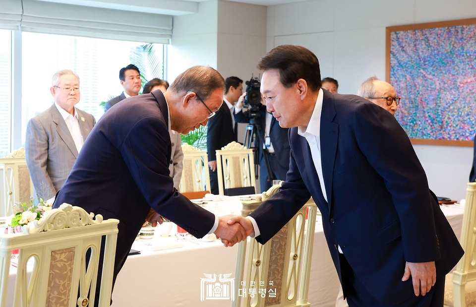 윤석열 대통령이 21일 서울 용산 대통령실 청사에서 열린 통일·외교 원로 초청 오찬 간담회에서 반기문 전 유엔 사무총장과 악수하고 있다. 