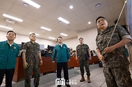 윤석열 대통령이 21일 을지 자유의 방패(UFS·을지프리덤실드) 연습 사흘째인 경기도 용인시 지상작전사령부를 방문해 대화력전수행본부에서 권대원 대화력전수행본부장으로부터 우리 군의 대화력전 수행체계에 대해 보고를 받고 있다. 