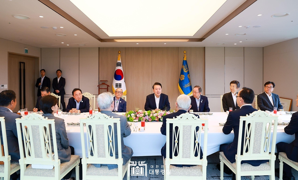 윤석열 대통령이 21일 서울 용산 대통령실 청사에서 열린 통일·외교 원로 초청 오찬 간담회에서 발언하고 있다. 