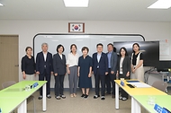 오유경 식품의약품안전처장이 21일 오후 세종시 소담초등학교를 방문, 늘봄 프로그램을 참관한 뒤 현장 관계자들과 기념촬영을 하고 있다.