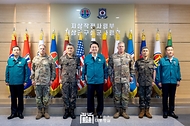 윤석열 대통령이 21일 을지 자유의 방패(UFS·을지프리덤실드) 연습 사흘째인 경기도 용인시 지상작전사령부를 방문해 한미 지휘관들과 기념촬영을 하고 있다. 