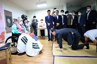 한덕수 국무총리가 21일 수원 장안구 보훈공단 보훈원을 방문, 오성규 애국지사의 101번째 생신을 축하하고 있다.