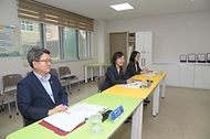 오유경 식품의약품안전처장이 21일 오후 세종시 소담초등학교를 방문, 늘봄 프로그램을 참관한 뒤 현장 관계자들과 간담회를 열고 있다. 