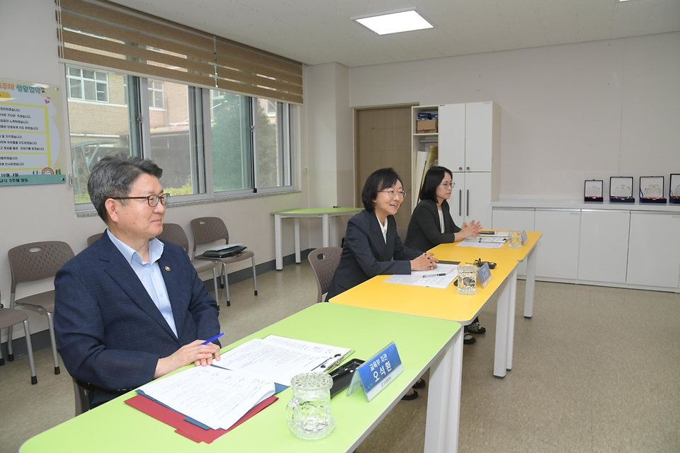 오유경 식품의약품안전처장이 21일 오후 세종시 소담초등학교를 방문, 늘봄 프로그램을 참관한 뒤 현장 관계자들과 간담회를 열고 있다. 