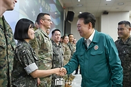 윤석열 대통령이 21일 을지 자유의 방패(UFS·을지프리덤실드) 연습 사흘째인 경기도 용인시 지상작전사령부를 방문해 전투작전본부 내 작전상황실에서 을지연습에 참가 중인 한미 장병들을 격려하며 악수하고 있다. 