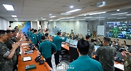 윤석열 대통령이 21일 을지 자유의 방패(UFS·을지프리덤실드) 연습 사흘째인 경기도 용인시 지상작전사령부를 방문해 전투작전본부 내 작전상황실에서 을지연습에 참가 중인 한미 장병들을 격려하고 있다. 