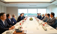 윤석열 대통령이 21일 서울 용산 대통령실 청사에서 열린 통일·외교 원로 초청 오찬 간담회에서 발언하고 있다. 