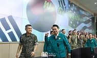 윤석열 대통령이 21일 을지 자유의 방패(UFS·을지프리덤실드) 연습 사흘째인 경기도 용인시 지상작전사령부를 방문해 전투작전본부를 순시한 뒤 손식 지상작전사령관과 함께 이동하며 을지연습에 참여한 한미 장병들을 격려하고 있다. 