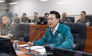 윤석열 대통령이 21일 을지 자유의 방패(UFS·을지프리덤실드) 연습 사흘째인 경기도 용인시 지상작전사령부를 방문해 전투작전본부 내 작전상황실에서 을지연습에 참가 중인 한미 장병들을 격려하며 발언하고 있다. 
