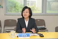 오유경 식품의약품안전처장이 21일 오후 세종시 소담초등학교를 방문, 늘봄 프로그램을 참관한 뒤 현장 관계자들과 간담회를 열고 있다. 