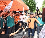 이상민 행정안전부 장관이 23일 경기도 부천시 원미구 소재 호텔 화재 현장을 방문, 부천소방서장으로부터 화재 사고 발생 및 수습 상황을 보고 받고 있다.