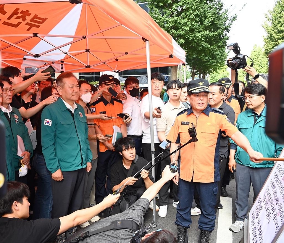 이상민 행정안전부 장관이 23일 경기도 부천시 원미구 소재 호텔 화재 현장을 방문, 부천소방서장으로부터 화재 사고 발생 및 수습 상황을 보고 받고 있다.