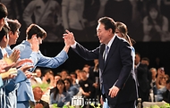 윤석열 대통령이 22일 서울 중구 신라호텔에서 열린 ‘2024 파리올림픽 선수단 격려 행사’에서 선수들과 하이파이브를 하고 있다.