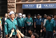 이상민 행정안전부 장관이 23일 경기도 부천시 원미구 소재 호텔 화재 현장을 방문, 화재상황 브리핑을 받은 후 발언하고 있다.
