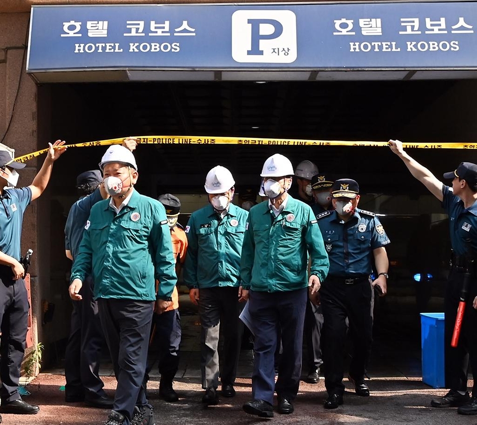 이상민 행정안전부 장관이 23일 경기도 부천시 원미구 소재 호텔 화재 현장을 방문, 사고 현장을 점검하고 있다.