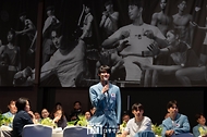수영 황선우 선수가 22일 서울 중구 신라호텔에서 열린 ‘2024 파리올림픽 선수단 격려 행사’에서 소감을 말하고 있다.