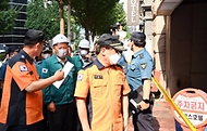 이상민 행정안전부 장관이 23일 경기도 부천시 원미구 소재 호텔 화재 현장을 방문, 사고 현장을 점검하고 있다.