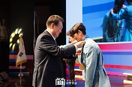 윤석열 대통령이 22일 서울 중구 신라호텔에서 열린 ‘2024 파리올림픽 선수단 격려 행사’에서 스포츠클라이밍 신은철 선수에게 국민감사 메달을 수여하고 있다. 